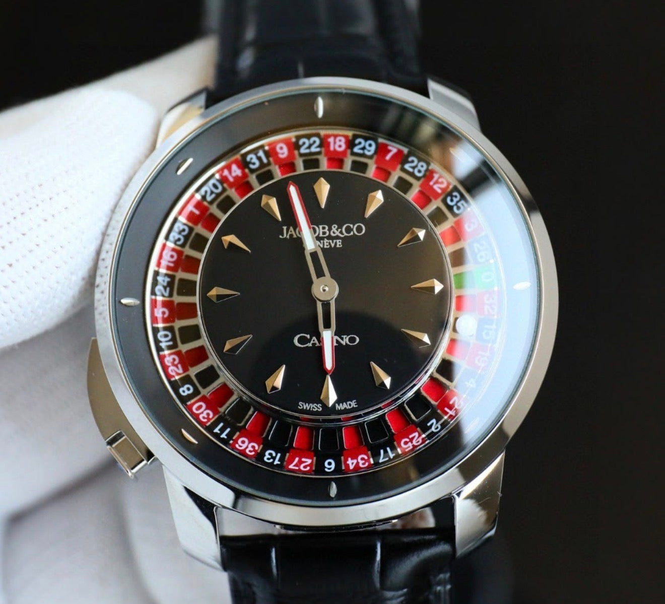 Lujoso reloj de pulsera inspirado en el modelo Casino de Jacob & Co., que destaca por su llamativa esfera roja con un diseño de ruleta funcional.