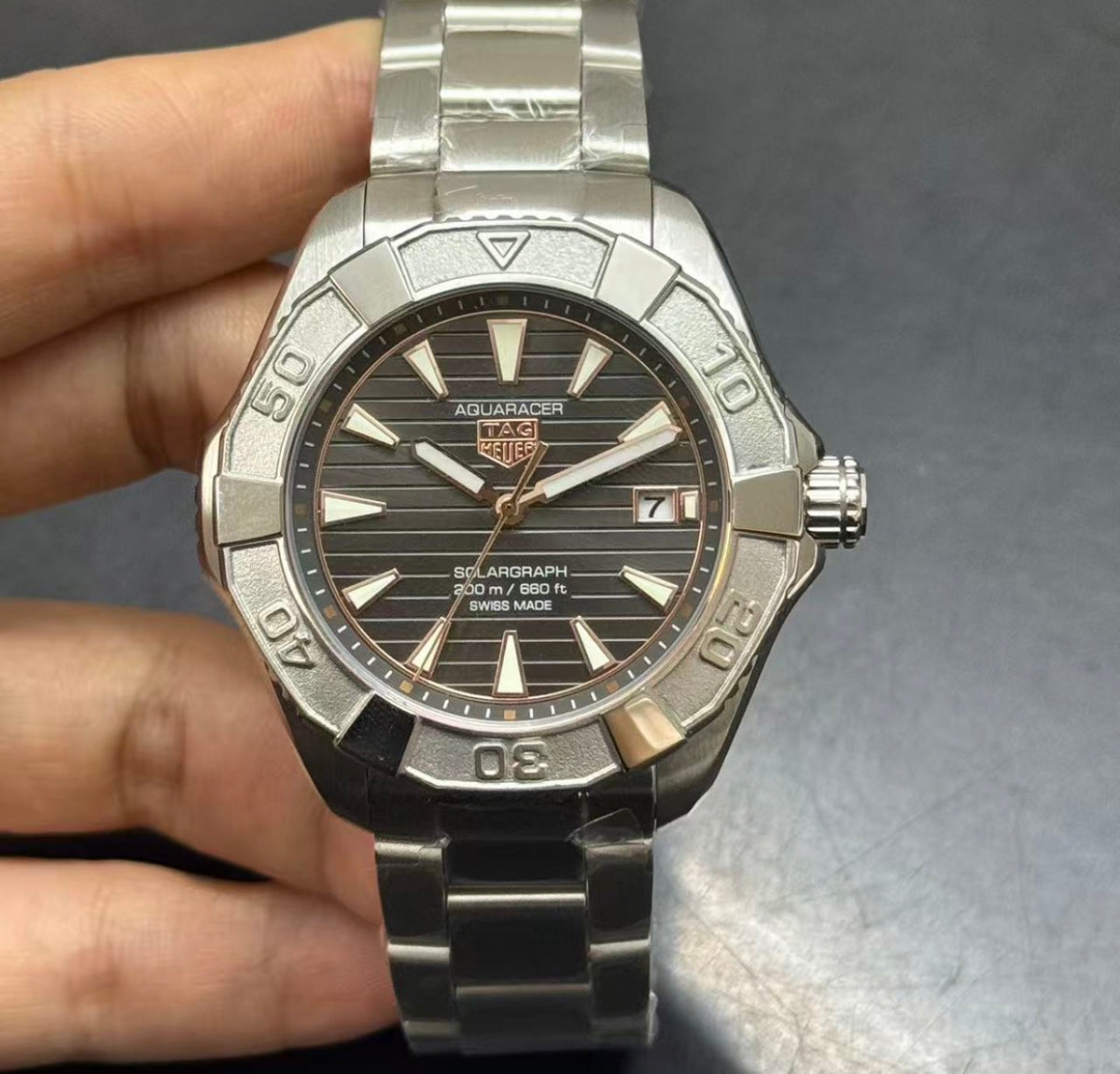 Calidad AAA TAG Heuer Aquaracer Professional 200 Solargraph de 40 mm en titanio, reconocible por su esfera texturizada de efecto rayos de sol.