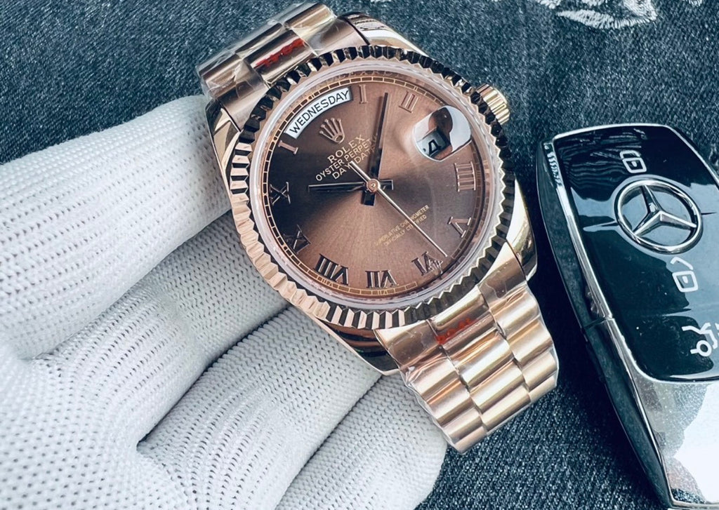 Elegante reloj Rolex Day-Date de oro Everose con una distintiva esfera y números romanos.