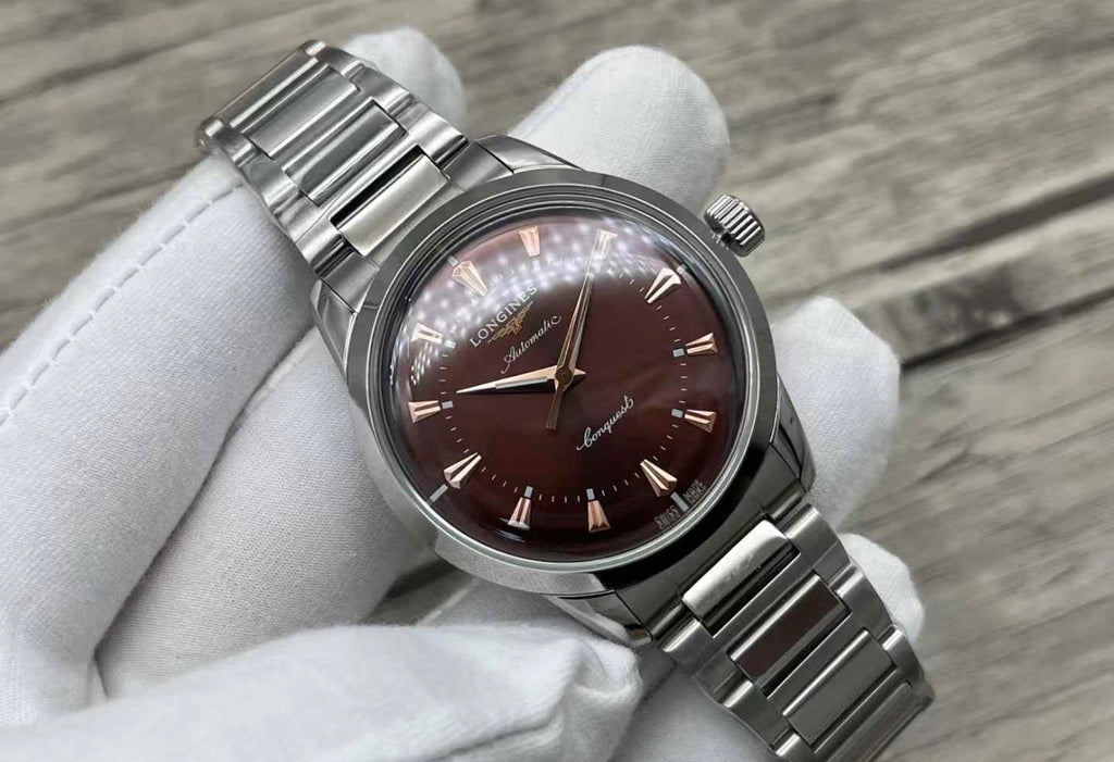 Longines Conquest Heritage de acero inoxidable que destaca por su elegante esfera negra lacada con índices aplicados en tono oro rosa