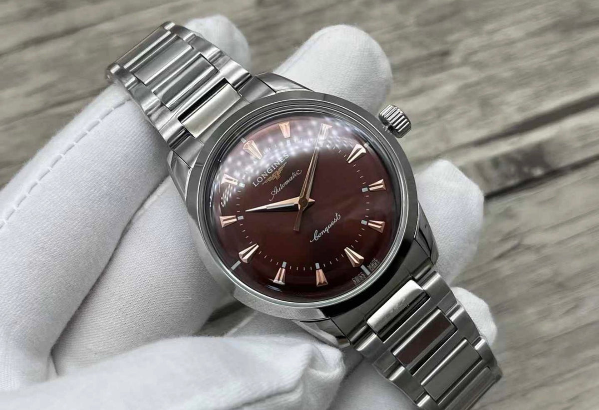 Longines Conquest Heritage de acero inoxidable que destaca por su elegante esfera negra lacada con índices aplicados en tono oro rosa