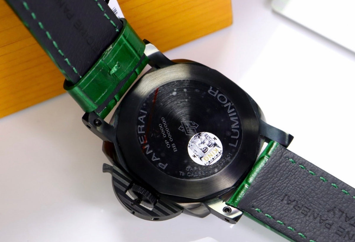 El reloj calidad AAA de la imagen es el icónico Panerai Luminor Quaranta Carbotech™ (Referencia PAM01526).