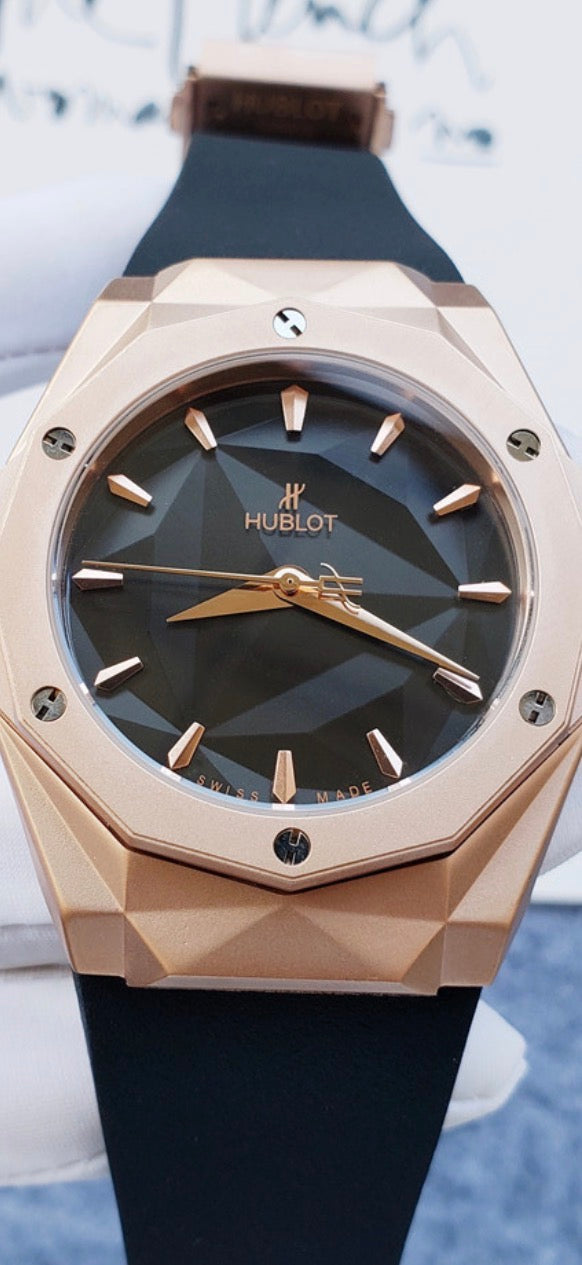 Calidad AAA Hublot Classic Fusion Orlinski King Gold de 40 mm que destaca por su diseño geométrico facetado en oro de 18 quilates y su esfera negra.